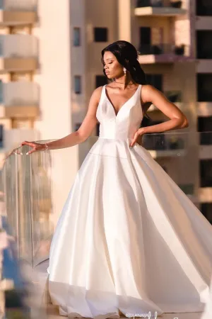 2020 Outdoor Satin Bride Dresses with Beaded Back