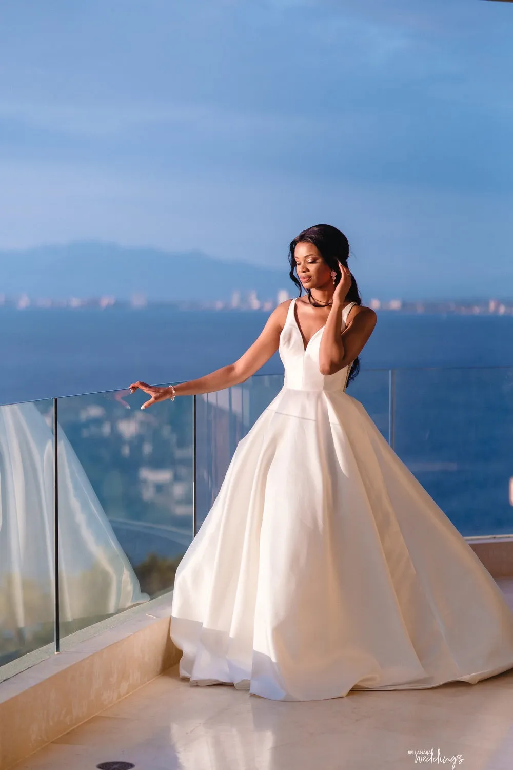 2020 Outdoor Satin Bride Dresses with Beaded Back