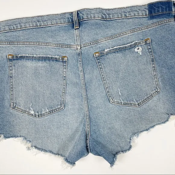 Abercrombie &amp; Fitch Mom High Rise Distressed Denim Shorts‎ 24