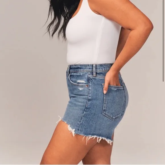 Abercrombie &amp; Fitch Mom High Rise Distressed Denim Shorts‎ 24