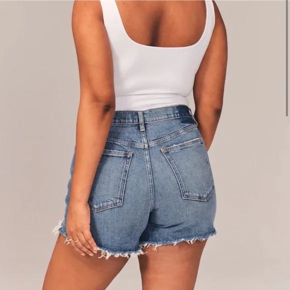 Abercrombie &amp; Fitch Mom High Rise Distressed Denim Shorts‎ 24
