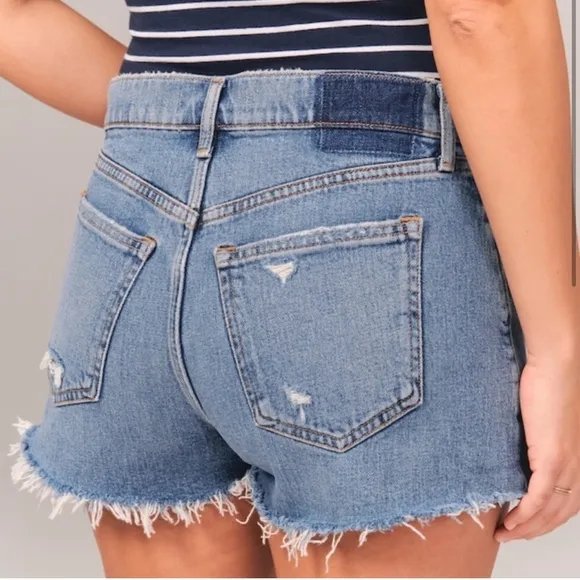 Abercrombie &amp; Fitch Mom High Rise Distressed Denim Shorts‎ 24