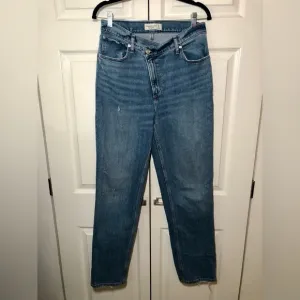 Abercrombie and Fitch The 90’s Straight Ultra High Rise Blue Jeans Size 8 / 29L