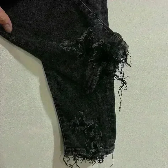 AGOLDE Las Angeles size 28 black distressed jeans in used pre owned condition