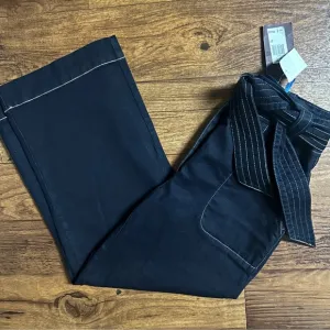 Chelsea &amp; Violet • Size 27 (27/27) • Dark Blue • Denim • Capri • Jeans • New