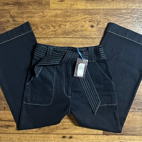 Chelsea &amp; Violet • Size 27 (27/27) • Dark Blue • Denim • Capri • Jeans • New