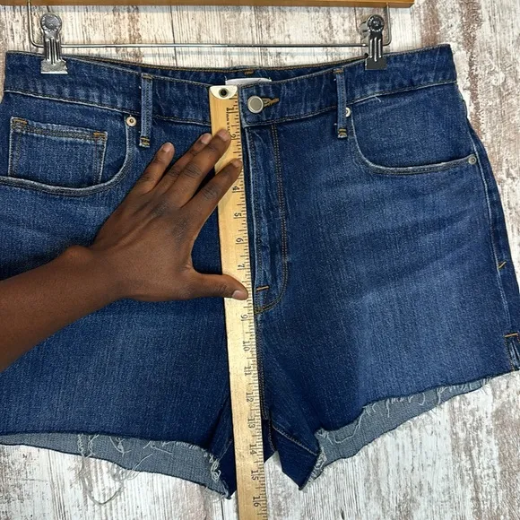 Good American Cut Off Denim Shorts Size 15 High Waist Inclusive Sizing GCOS991C