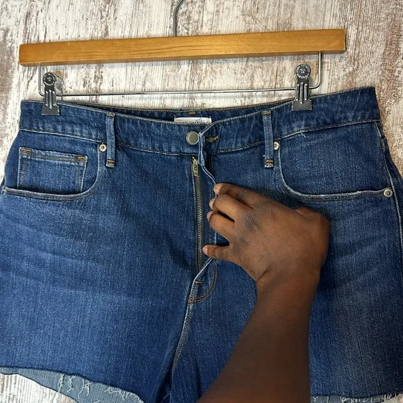 Good American Cut Off Denim Shorts Size 15 High Waist Inclusive Sizing GCOS991C