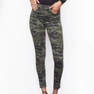 GOOD AMERICAN Good Waist Camo Skinny Jeans!