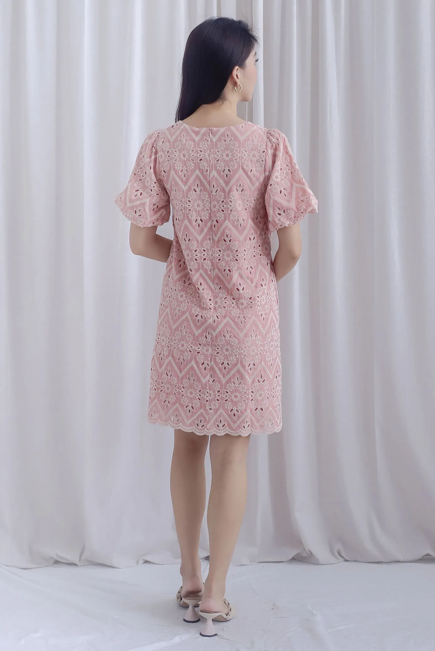 Harlow Embro Puffy Sleeved Scallop Shift Dress In Pink