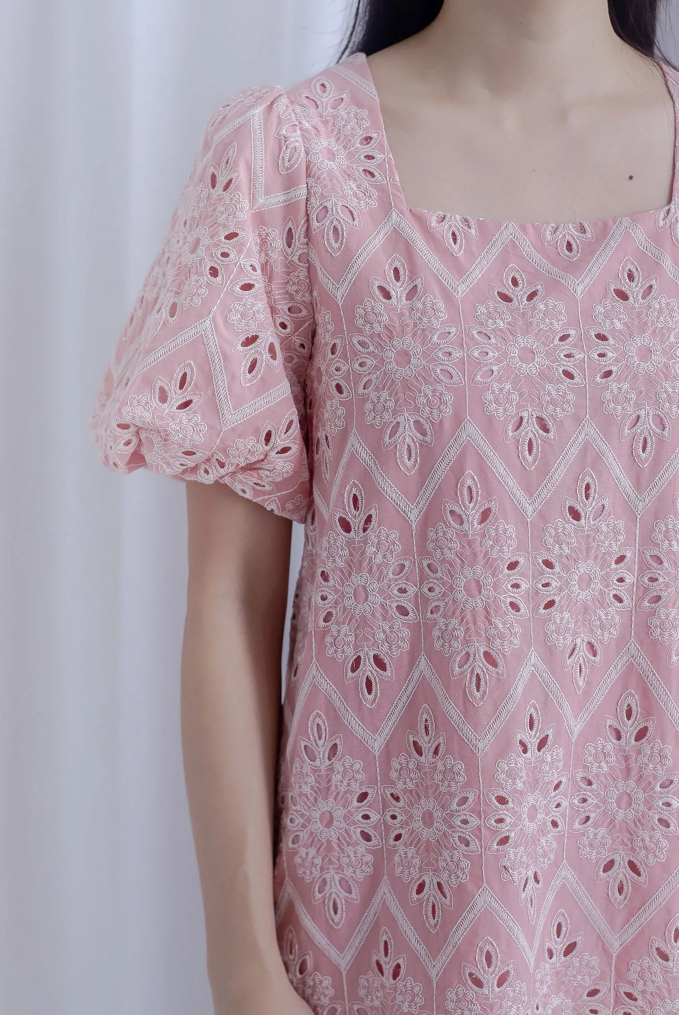 Harlow Embro Puffy Sleeved Scallop Shift Dress In Pink