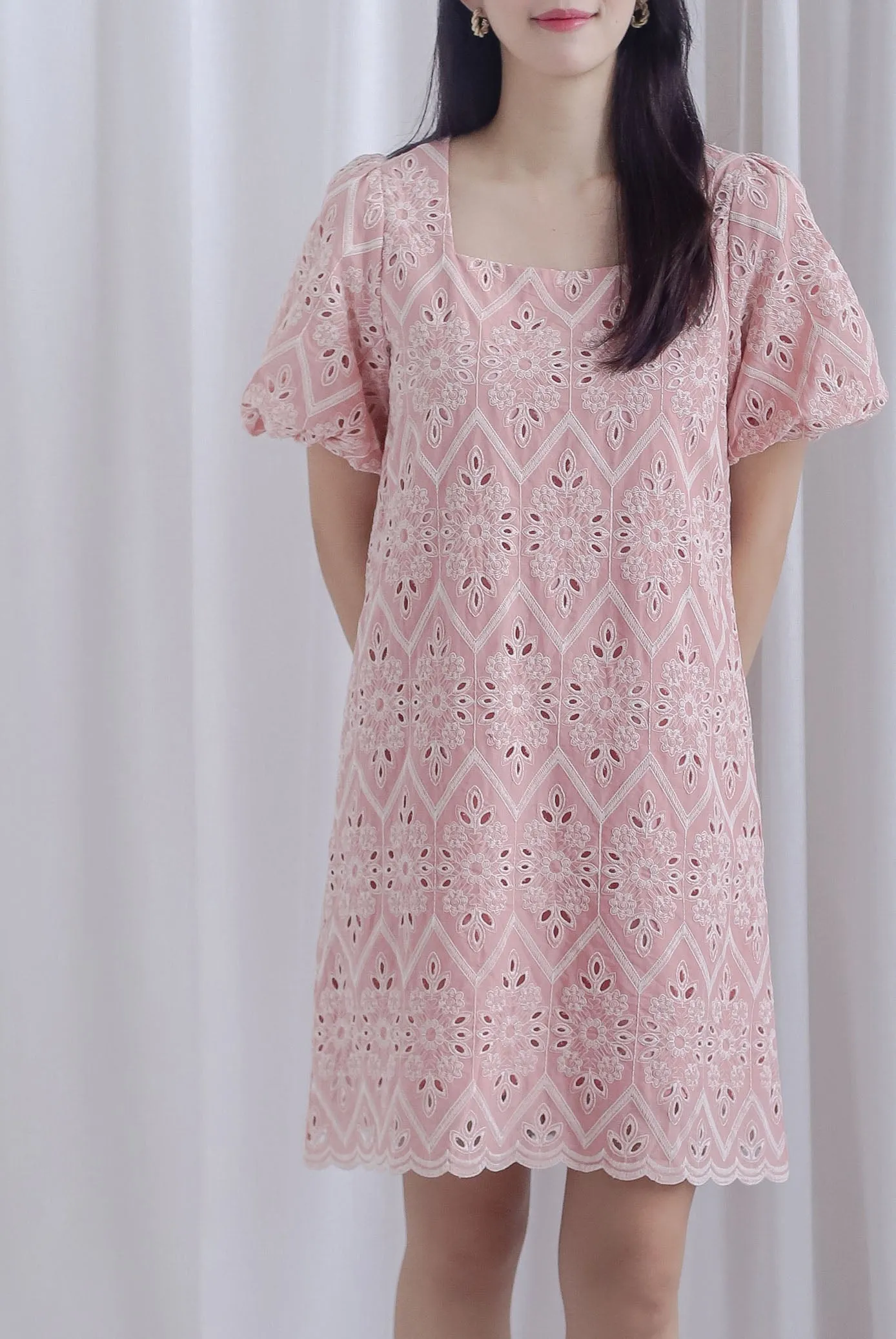 Harlow Embro Puffy Sleeved Scallop Shift Dress In Pink