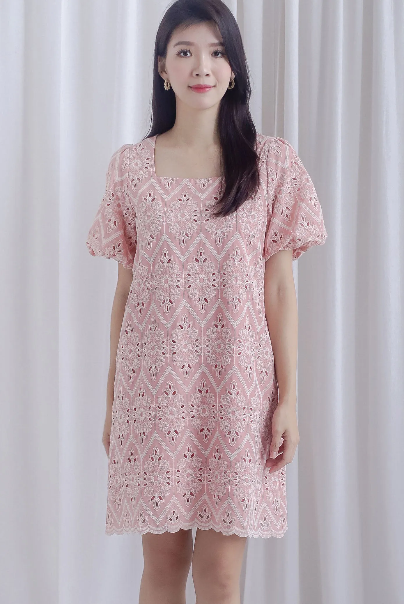 Harlow Embro Puffy Sleeved Scallop Shift Dress In Pink