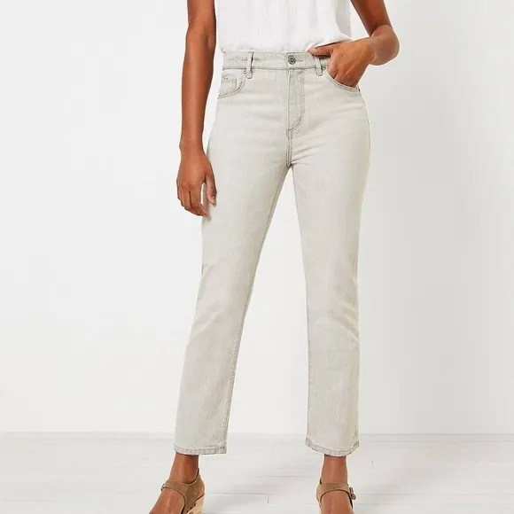 High Rise Straight Crop Jeans in Light Grey Wash – LOFT