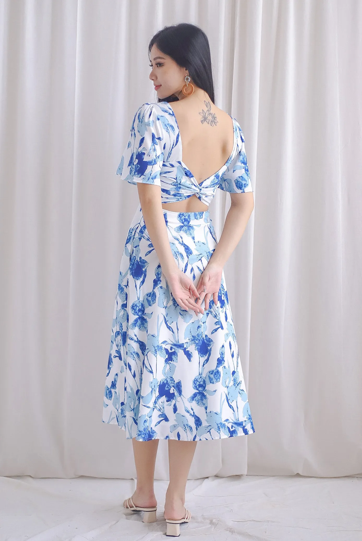 Izzy Leafy Padded Twist Back Midi Dress In Blue