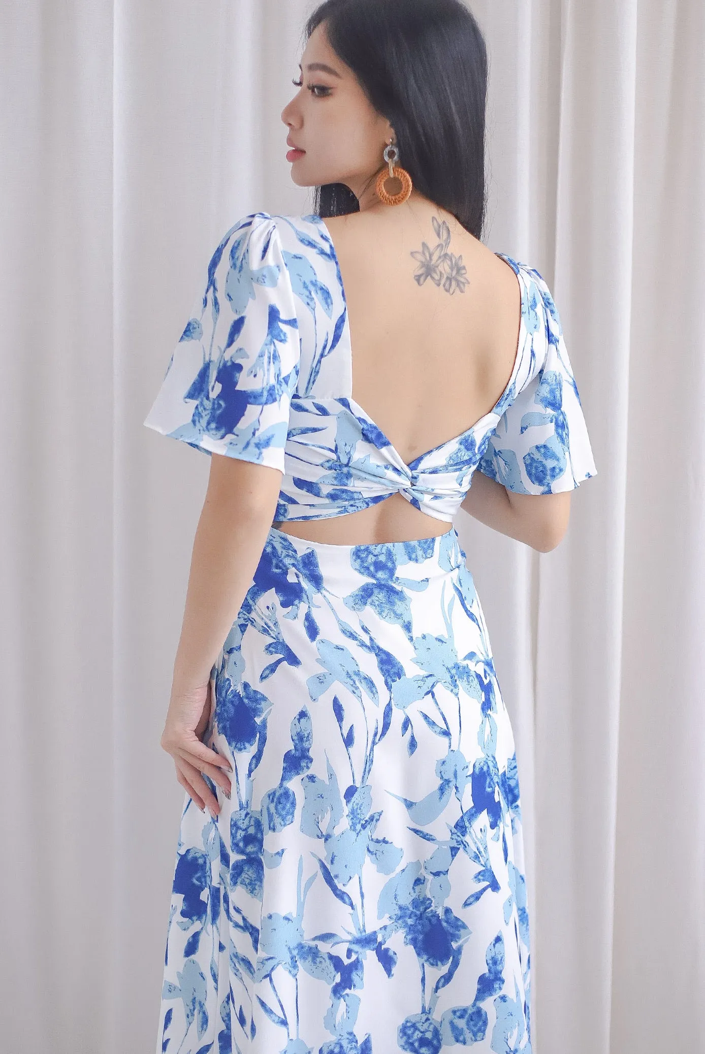 Izzy Leafy Padded Twist Back Midi Dress In Blue