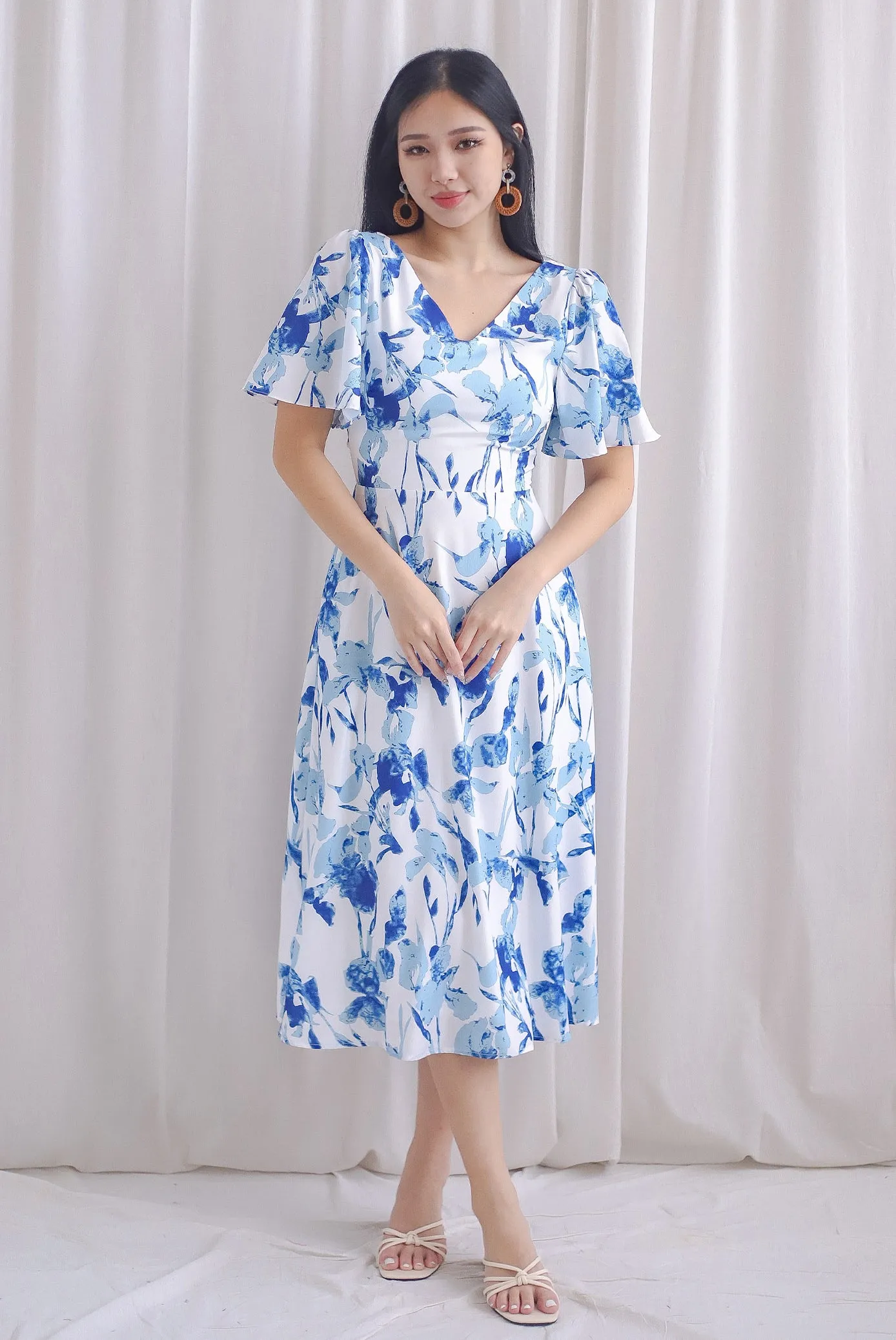 Izzy Leafy Padded Twist Back Midi Dress In Blue