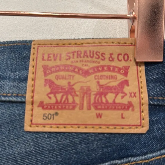 Levi’s 501 Button Fly Cutoff Raw Hem Jean Shorts S58022 Size High Rise. NWOT