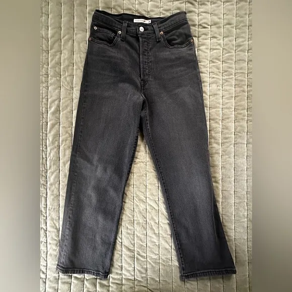 Levi’s Black Wash Ribcage Straight Ankle Jeans