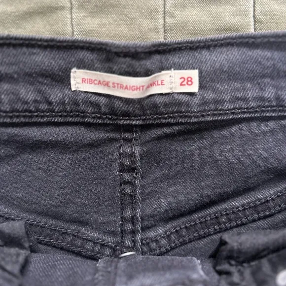 Levi’s Black Wash Ribcage Straight Ankle Jeans