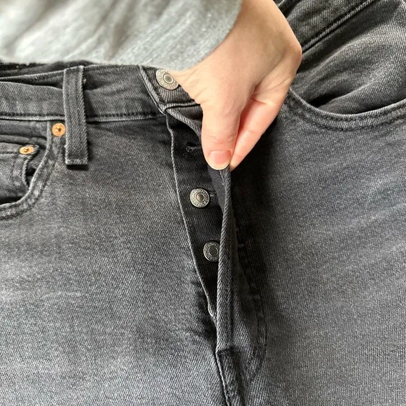 Levi’s Black Wash Ribcage Straight Ankle Jeans