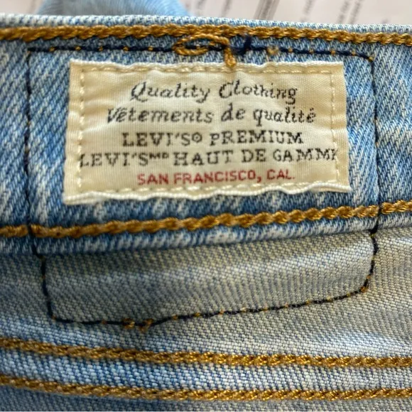 Levi’s - Light Wash Wedgie Straight Leg Jeans High Rise - Size 25