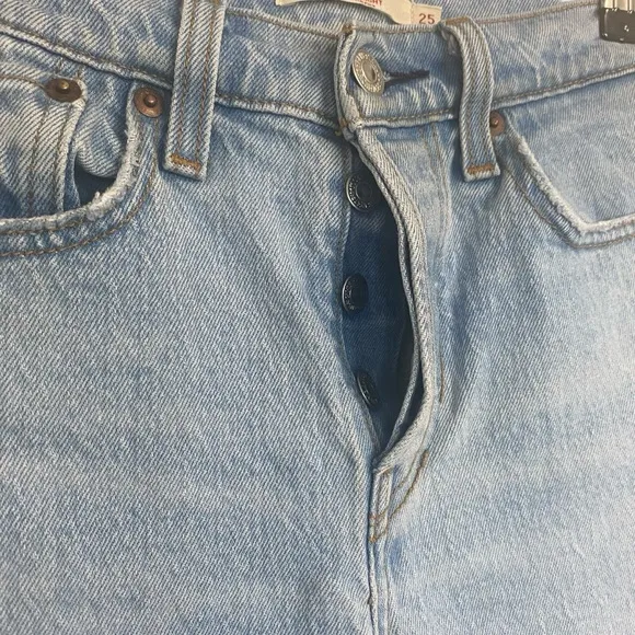 Levi’s - Light Wash Wedgie Straight Leg Jeans High Rise - Size 25