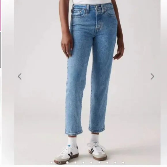 Levi’s - Light Wash Wedgie Straight Leg Jeans High Rise - Size 25