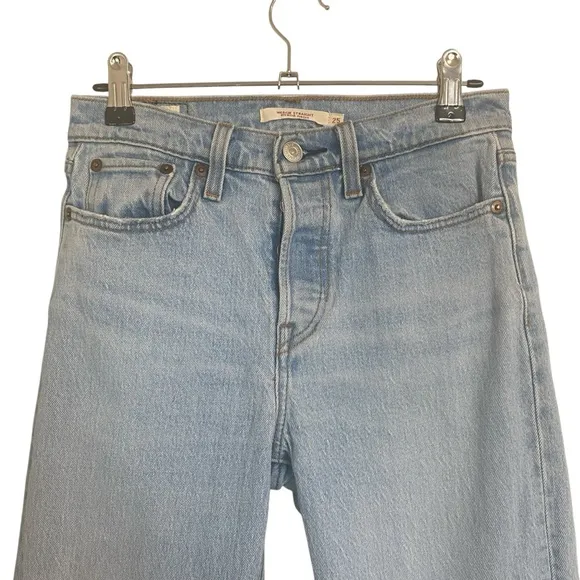 Levi’s - Light Wash Wedgie Straight Leg Jeans High Rise - Size 25