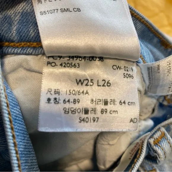 Levi’s - Light Wash Wedgie Straight Leg Jeans High Rise - Size 25
