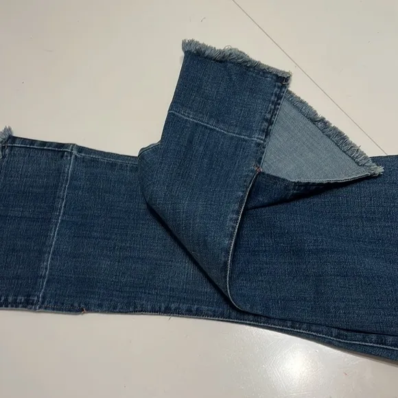 Liverpool Gia Glider The Crop Flare Cartersville Blue Fray Hem NWT