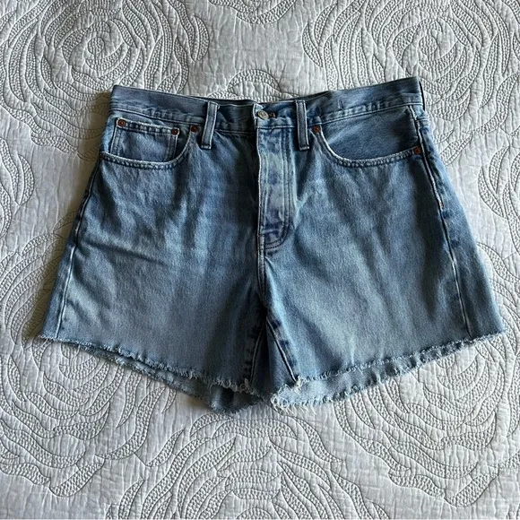 Madewell - Relaxed Mid-Length Denim Shorts in Scottsburg Wash