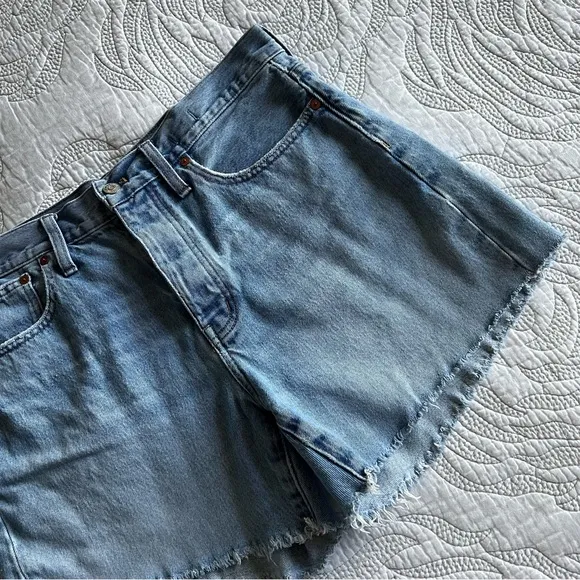 Madewell - Relaxed Mid-Length Denim Shorts in Scottsburg Wash