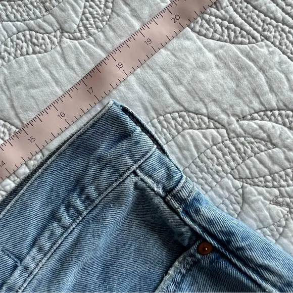 Madewell - Relaxed Mid-Length Denim Shorts in Scottsburg Wash