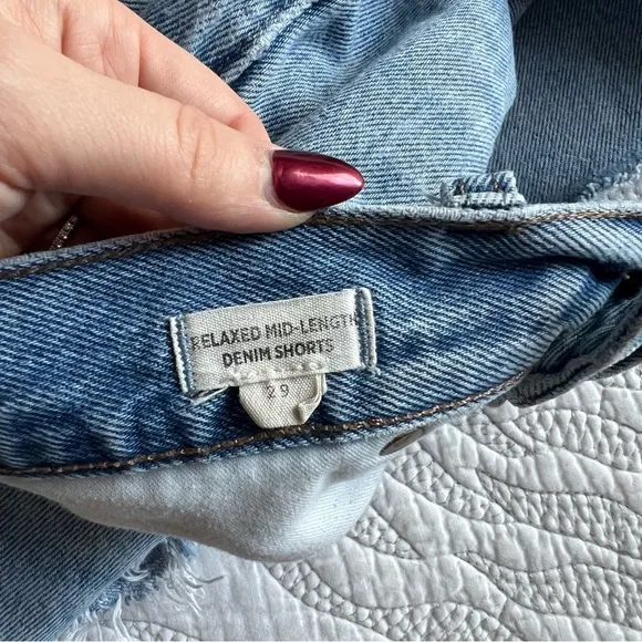 Madewell - Relaxed Mid-Length Denim Shorts in Scottsburg Wash