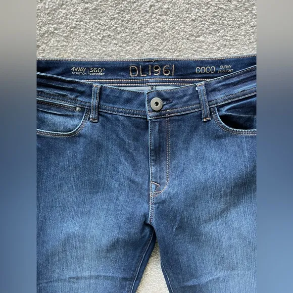 NWOT DL1961 Coco Curvy Straight Jeans Size 31