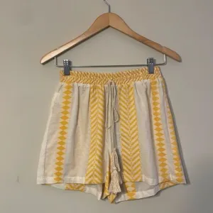 NWT Kasia Geometric Print Yellow Shorts Size Small