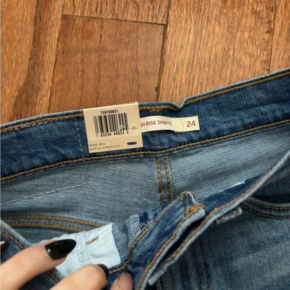NWT Levi Strauss Super High Rise Slim Through Hip Ribcage Shorts - 24
