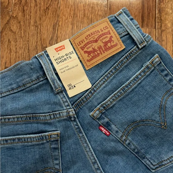 NWT Levi Strauss Super High Rise Slim Through Hip Ribcage Shorts - 24