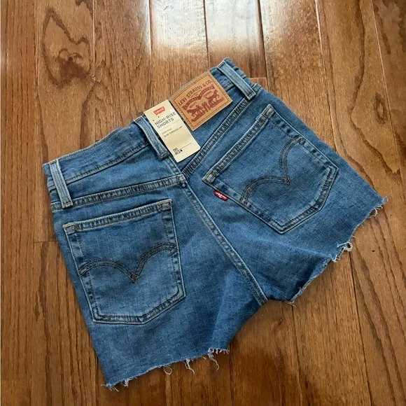 NWT Levi Strauss Super High Rise Slim Through Hip Ribcage Shorts - 24