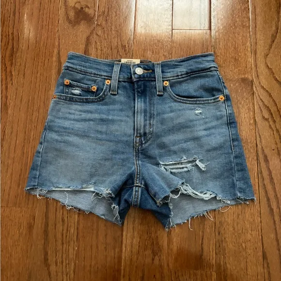 NWT Levi Strauss Super High Rise Slim Through Hip Ribcage Shorts - 24