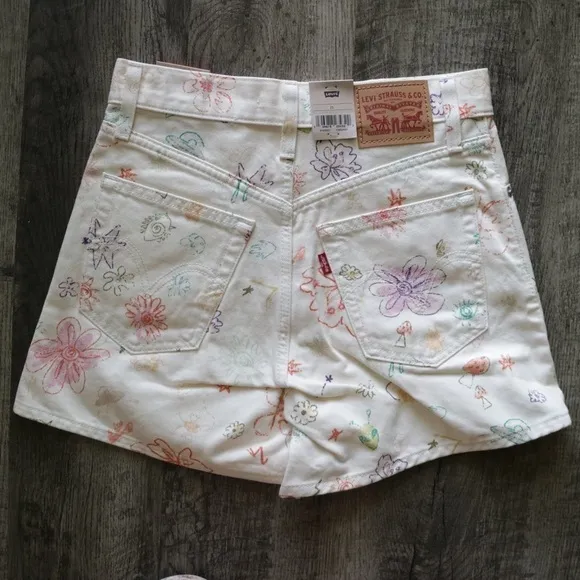 NWT Levis High Waisted Mom Denim Jean Shorts Size 25 Space Doodle