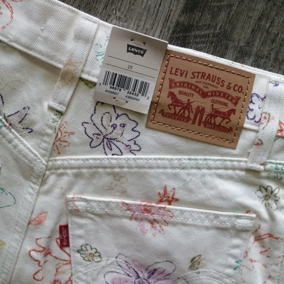 NWT Levis High Waisted Mom Denim Jean Shorts Size 25 Space Doodle