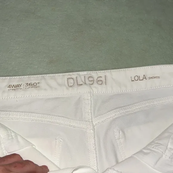 🤍Pristine DL1961🤍 jean shorts. Size 31. EUC.