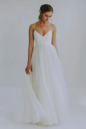 Sexy A-line Spaghetti Straps Wedding Gown With Tulle