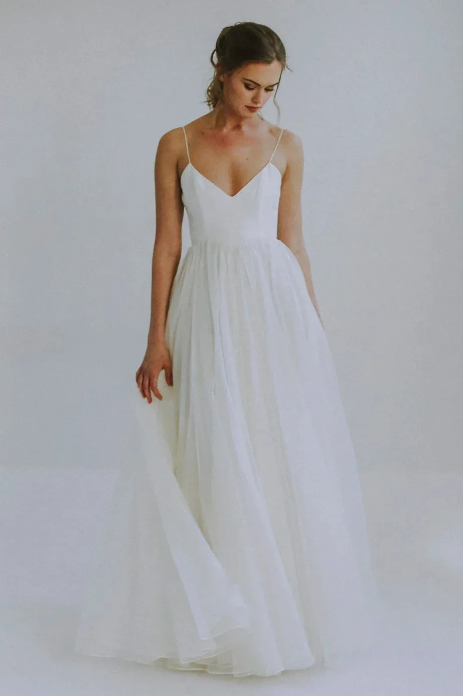 Sexy A-line Spaghetti Straps Wedding Gown With Tulle