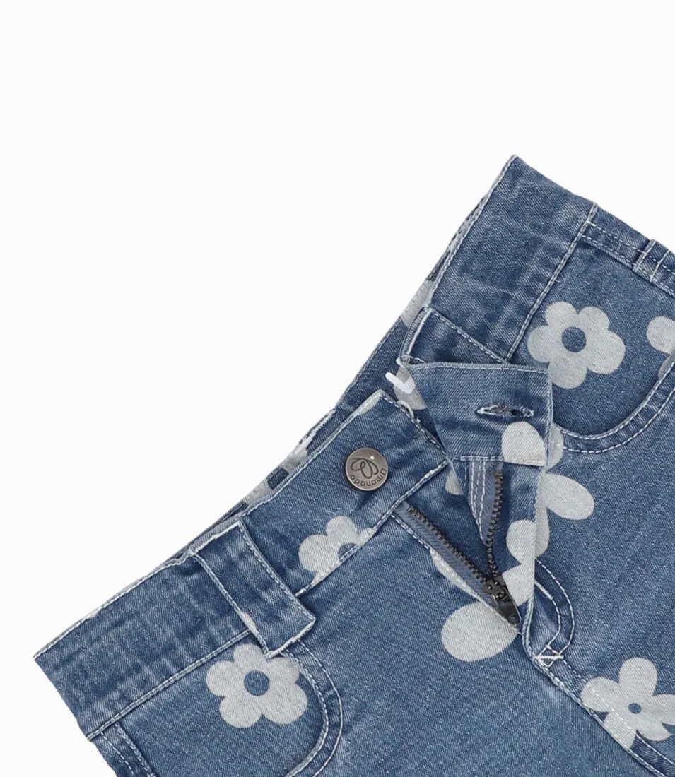 Short niña con flores